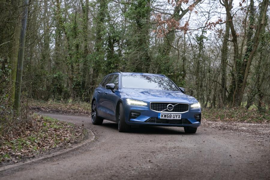  Volvo V60 D4 R-Design 2018 года  (UK) (фото 3 из 10)